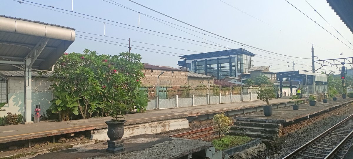 gesersedikit's tweet photo. jangankan krl nya, fasilitas stasiun aja ga bener , ini di bojong gede masa atapnya ga ada.. klo turun kereta pas hujan gede bakal auto basah kuyup @CommuterLine @mas_didiek @erickthohir udh ngadu trus ga ditanggepin pula https://t.co/uN3euEGrNb