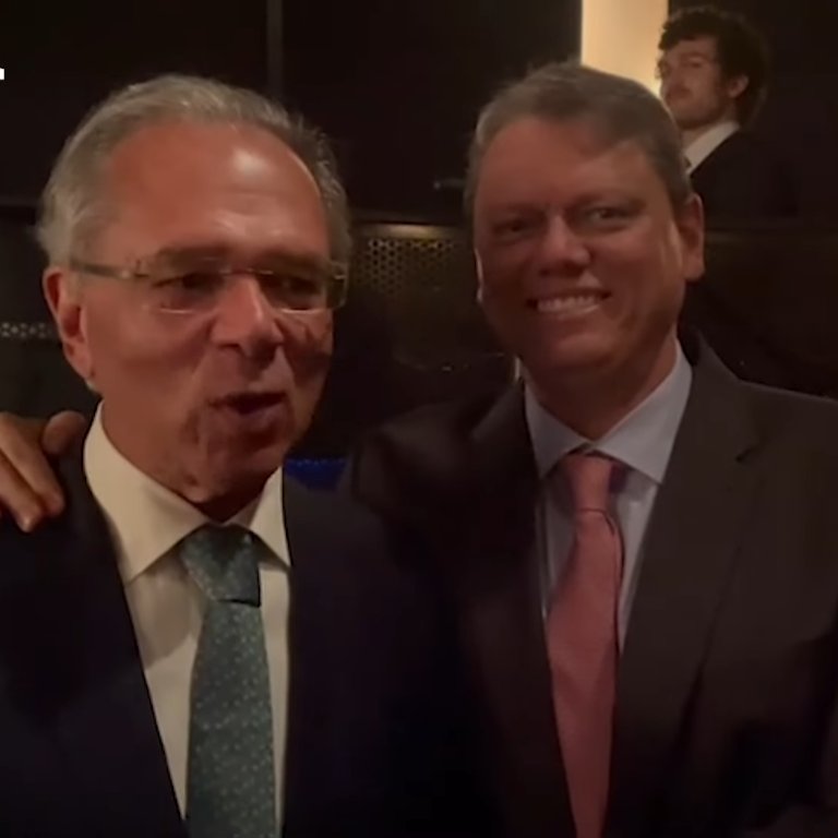 meioindep's tweet photo. 🇧🇷 Paulo Guedes faz afagos a Tarcísio em NY: "Todo mundo sabe que ele vai ser presidente"

"Esse cara é maravilhoso. É o melhor governador, disparado, do Brasil. Questão de tempo vai ser presidente da República, todo mundo já sabe disso" afirmou o ex-ministro da Economia. https://t.co/eSa6oEHfXG