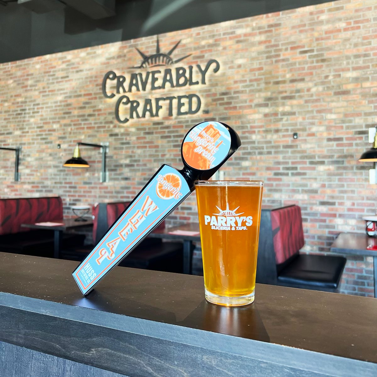 🍻#CraftBeerWeek Day 3: @ParrysPizza shoutout!
This NY-style pizza spot slays with our Tangerine Dream Citrus IPA, Valley Amber, Sunlight Lager &amp; Liberty IPA to pair with their 🔥 pies.
Beers &amp; 'za? Chef's kiss! Stop by or grab some Huss brews to support local this week.