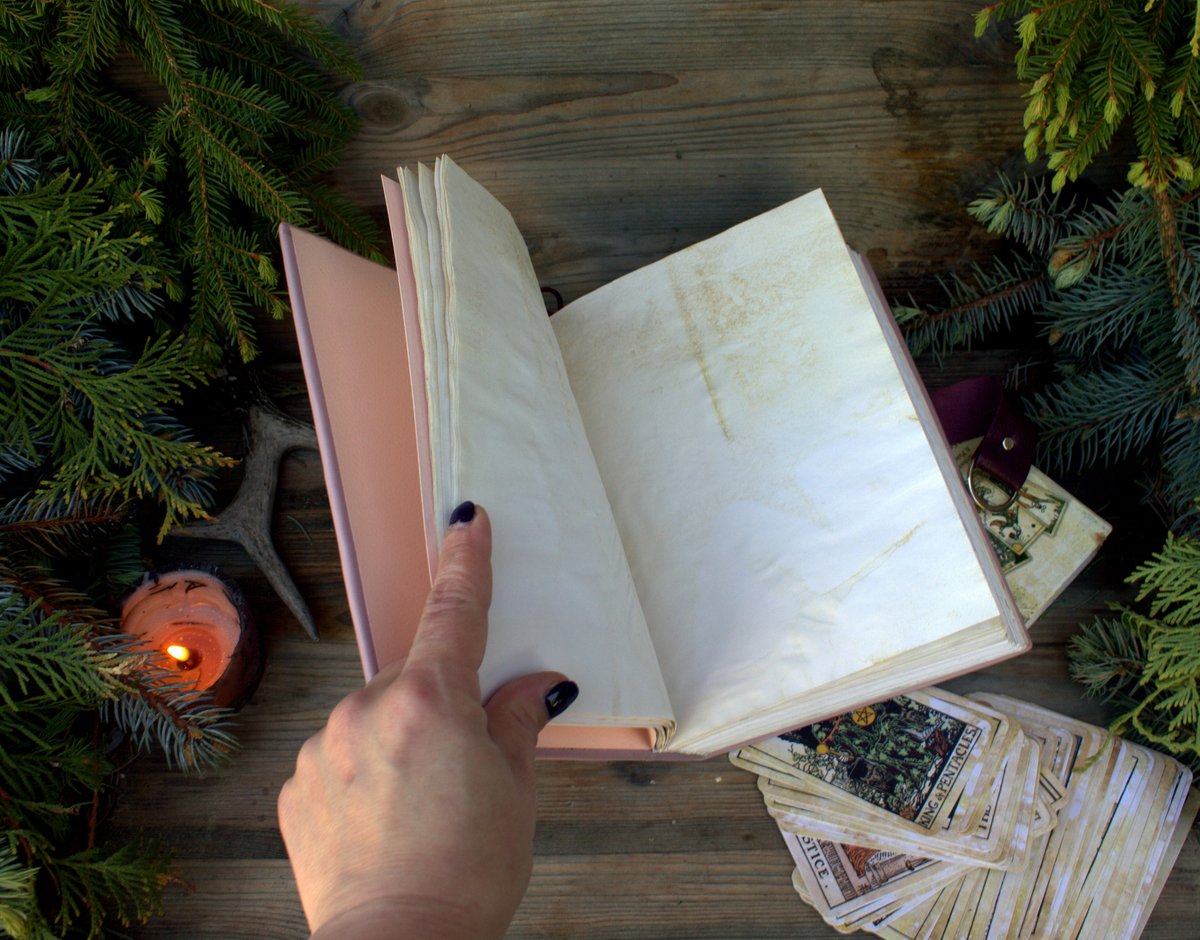 MemoryKeeper9's tweet image. memorykeeper.store/products/pract… 
A5 Botanical Floral Journal Diary , grimoire journal.
Unique, beautiful handmade leather gift.