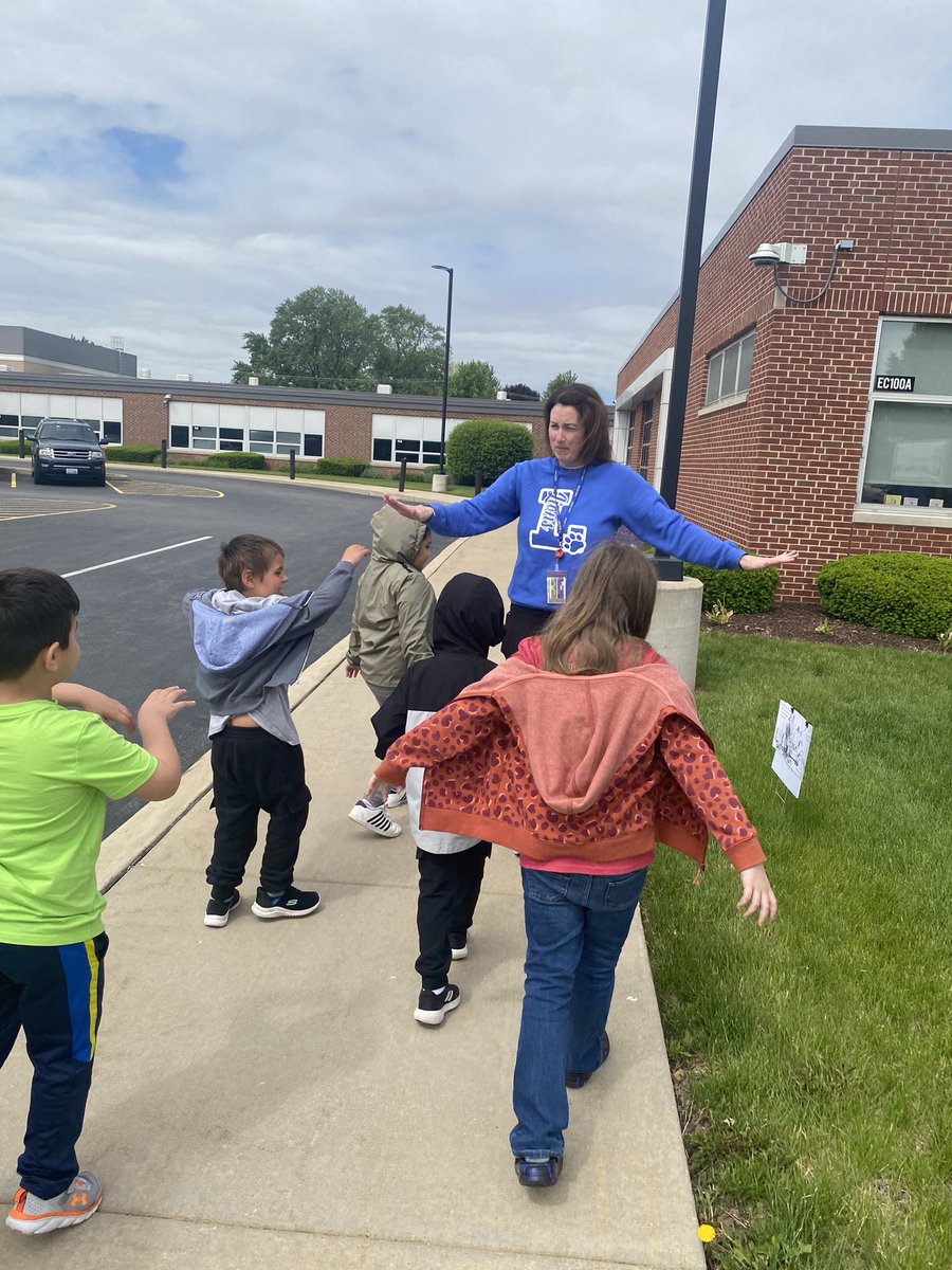 MissStepanek's tweet photo. Thank you @MrsRileyMC for taking our class on a bear hunt this morning! We had so much fun 😊🐻 https://t.co/NMkql4wzt0