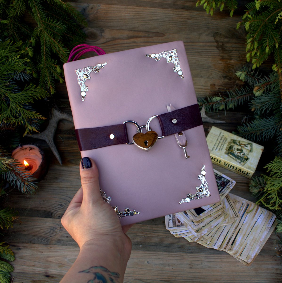 MemoryKeeper9's tweet image. memorykeeper.store/products/pract… 
A5 Botanical Floral Journal Diary , grimoire journal.
Unique, beautiful handmade leather gift.