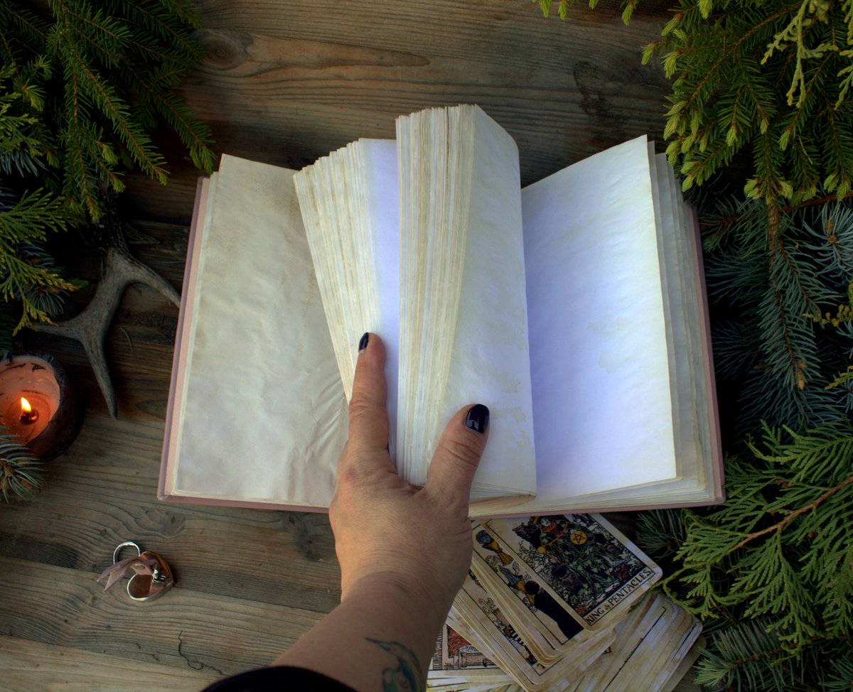 MemoryKeeper9's tweet image. memorykeeper.store/products/pract… 
A5 Botanical Floral Journal Diary , grimoire journal.
Unique, beautiful handmade leather gift.