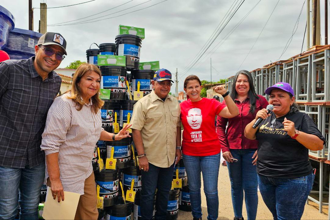 ¡En Cacique Mara, camina Chávez y <a href="/NicolasMaduro/">Nicolás Maduro</a> con el pueblo!

Nos vinimos a la tierra de Rafael Urdaneta y Ana María Campos a una extraordinaria jornada de dotación y equipamiento para 50 bases de misiones de los municipios Maracaibo, San Francisco y Cabimas.

<a href="/NicolasMaduro/">Nicolás Maduro</a>