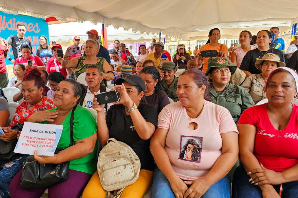 El 1x10 del Buen Gobierno está  beneficiando a 67 mil 442 familias y 179 mil 478 habitantes. 

Se entregó: Mesas sillas, tanques, aires acondicionados, neveras, congeladores, cocinas, bombas de agua, juegos de ollas, bombillos, glucómetros y tensiómetros. 

<a href="/NicolasMaduro/">Nicolás Maduro</a>