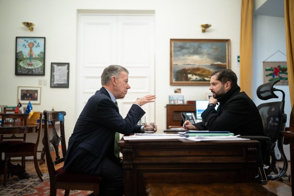 [Fotos] Presidente Boric se reunió con Juan Manuel Santos en La Moneda #CooperativaContigo tinyurl.com/243u2nwq