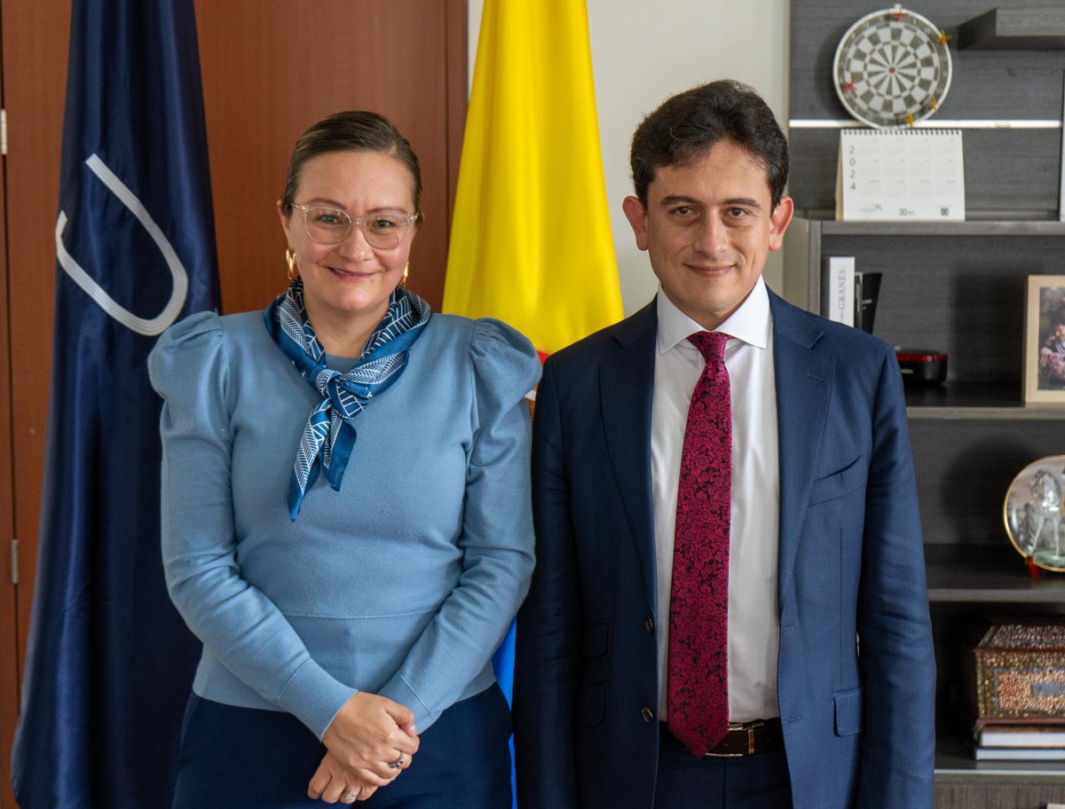 Dos funcionarios de Lujo <a href="/cielo_rusinque/">Cielo Rusinque Urrego🇨🇴🇫🇷</a> y <a href="/luiscrh/">Luis Carlos Reyes</a>, dos entidades de lujo se unieron por una lucha frontal contra el contrabando. <a href="/sicsuper/">Superintendencia de Industria y Comercio 🇨🇴</a> <a href="/DIANColombia/">DIANColombia</a>.

¿Cree usted que son dos de los mejores funcionarios del Gobierno Nacional?

Sí= dale RT 🔄 
Sí= dale ❤️ 
Sí/No 💬💬💬