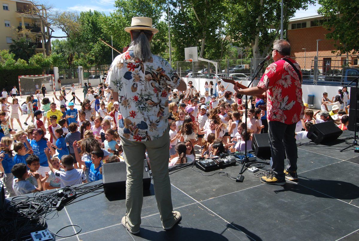 <a href="/peplopez/">Pep López</a> i els Sopars de duro van engrescar de veritat l'alumnat i mestres de 4 escoles de Xàbia, en un matí esplendorós i asolellat a la pista de bàsquet del CEIP Port de Xàbia. Un ball folk d'animació per a públic  familiar, imaginatiu, interpretat amb mestria .../...