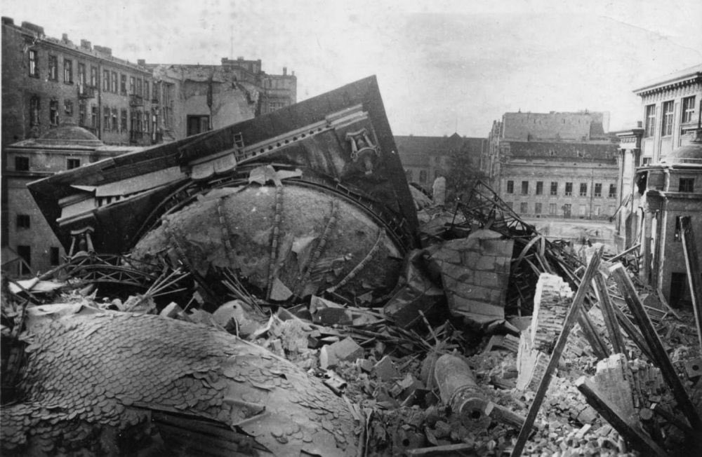 On this day in 1943 the #WarsawGhettoUprising was finally subdued. Posting because we are forgetting.