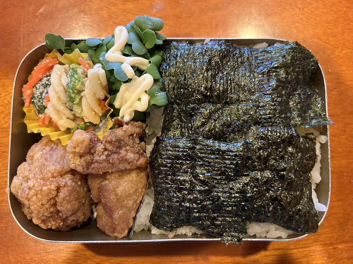 オハヨゴザイマス⛅️

もっこり木曜日のお弁当🍱

チンの唐揚げにカイワレさん🌱

そして最強のり弁😋

てか、卵切らしてて卵焼き作れなかった💦

まあ、しょんないね。