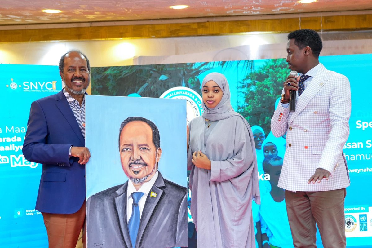 On the occasion of the Somali National Youth Day on May 15, artist @fatima_aweys presented President @HassanSMohamud with a handmade portrait, coinciding with the 2-year anniversary of his election.