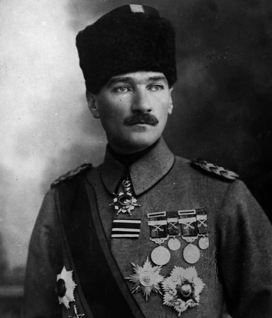 Bugün milletimizin kaderinin değiştiği İlk Adım atıldı. 9. Ordu Müfettişi Mustafa Kemal ve silah arkadaşları, 16 Mayıs 1919’da bir milletin kaderini değiştirmek için Bandırma Vapuru ile İstanbul 'dan Samsun’a doğru yola çıktı. Kurtuluş ve İstiklal yolculuğumuzun kahramanlarını