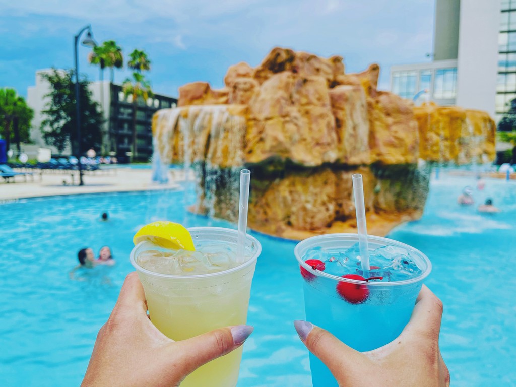 Who says no to midweek poolside cocktails? Dive in for a splash of refreshment at our Oasis.

#disneyworld #magickingdom #disneylife #disneygram #disneymagic #letsgotodisney