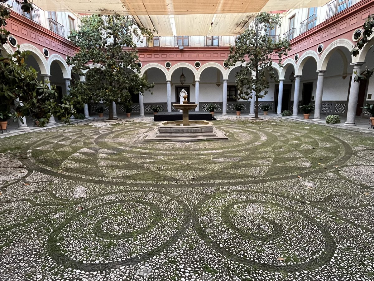Para la fotillo granaína del día, esta del martes con sus espirales, columnas y fuentecica. Tan cuquis. #PateandoGranada #Granada #Pateandoelmundo