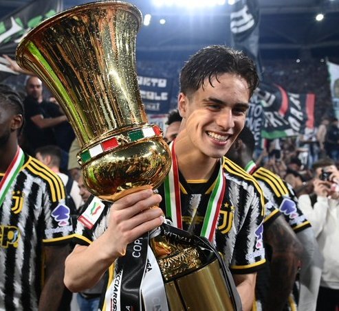 Kenan Yıldız with his first trophy for Juventus. 👏🏆

Many more to come for our future. 🇹🇷✨