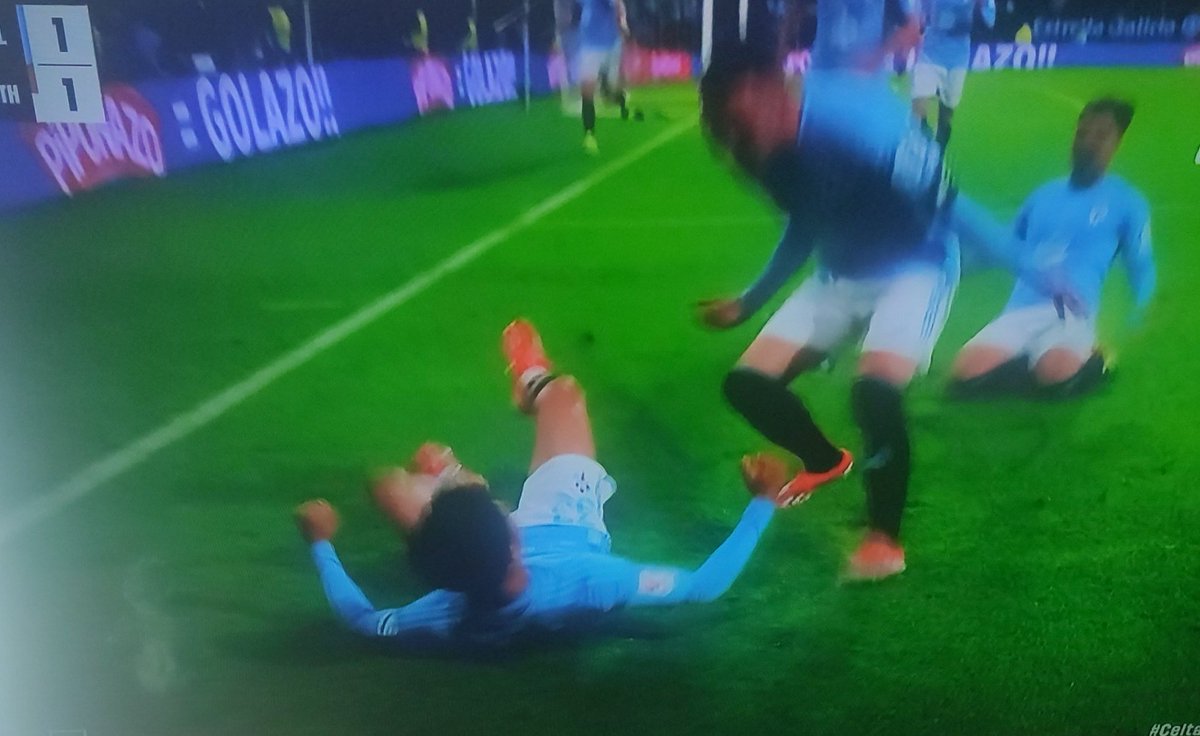 Berenguer quiso mandar al Celta al paredón con un gol olímpico, pero Giráldez intervino y Hugo Álvarez, el 33, el chico de la cantera que rechazó a Madrid y Barça hace 8 años, regala una exhibición y comanda una remontada que puede ser una permanencia. 2-1 #CeltaAthletic