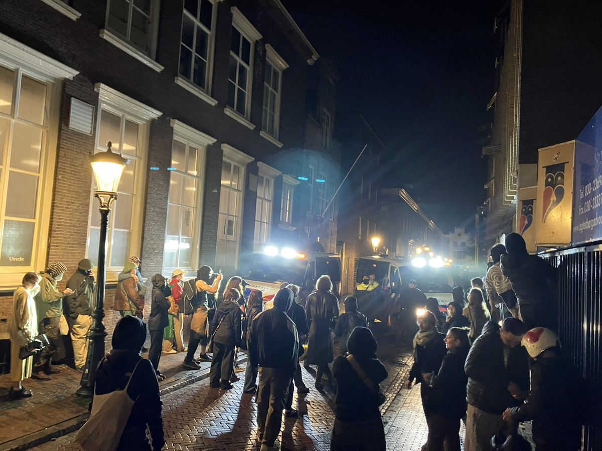 Zelfs op Vredenburg nog volop politie vanwege de demonstratie. Bezettingsactie Janskerkhof is ten einde, na ingrijpen door ME. Alle demonstranten die binnen zaten in het pand op nummer 15a zijn afgevoerd.