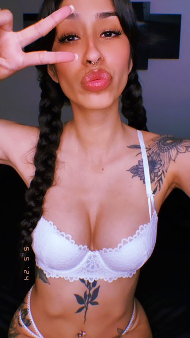 On another note &hellip; Here&rsquo;s me being all cutesie to brighten up your TL 💋 https://t.co/wM4LOYAVwG<a href="/tag/tittytuesday"class="tags"><span>#tittytuesday</span></a>