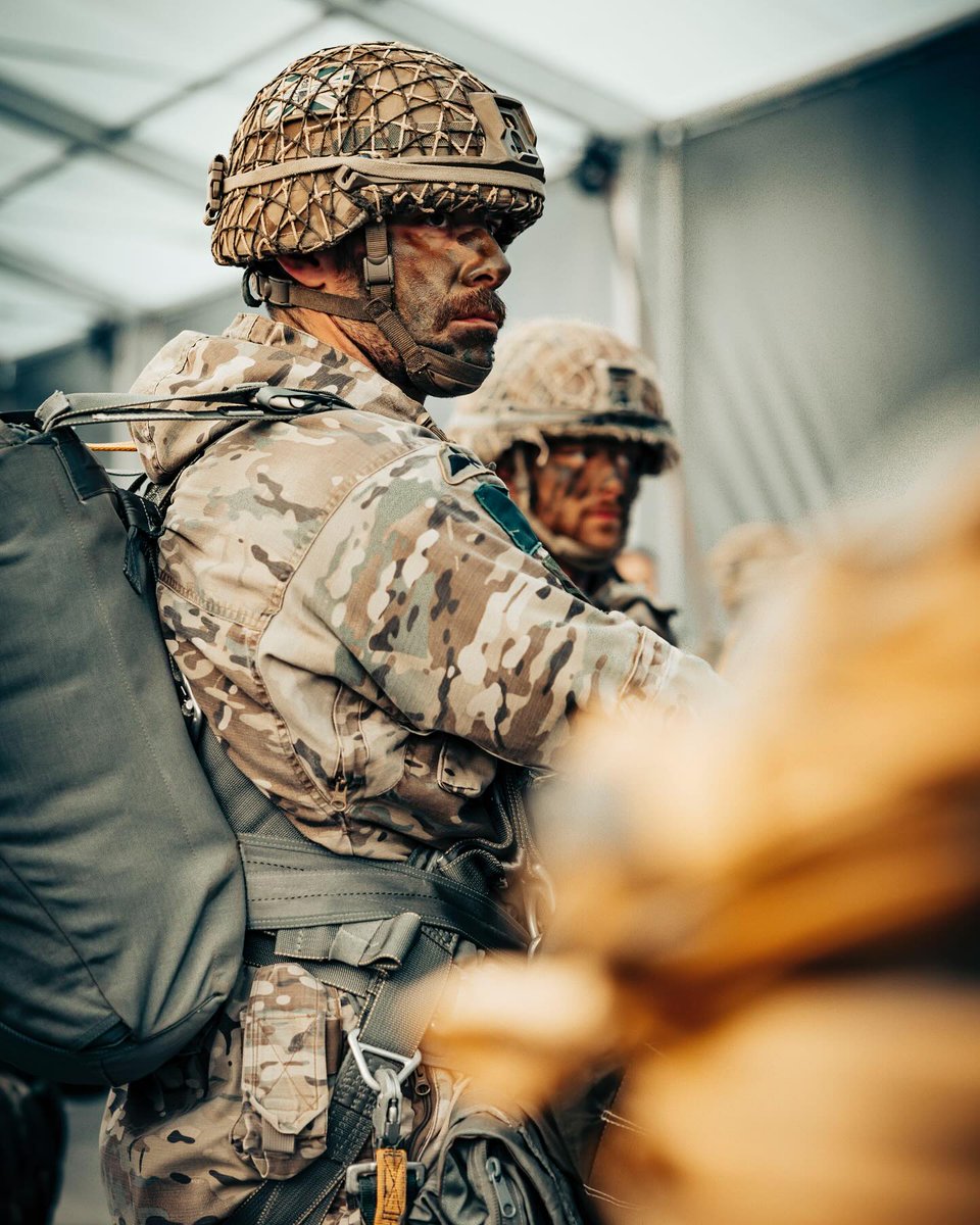 When someone hears that your ex Para Regt and says 'I've done that, I used to skydive' 🤣 🟩🆎 Paratroopers from the 3rd Battalion, The Parachute Regiment, get rigged up and ready to jump with American parachutes and alongside American soldiers during Exercise Swift Response in