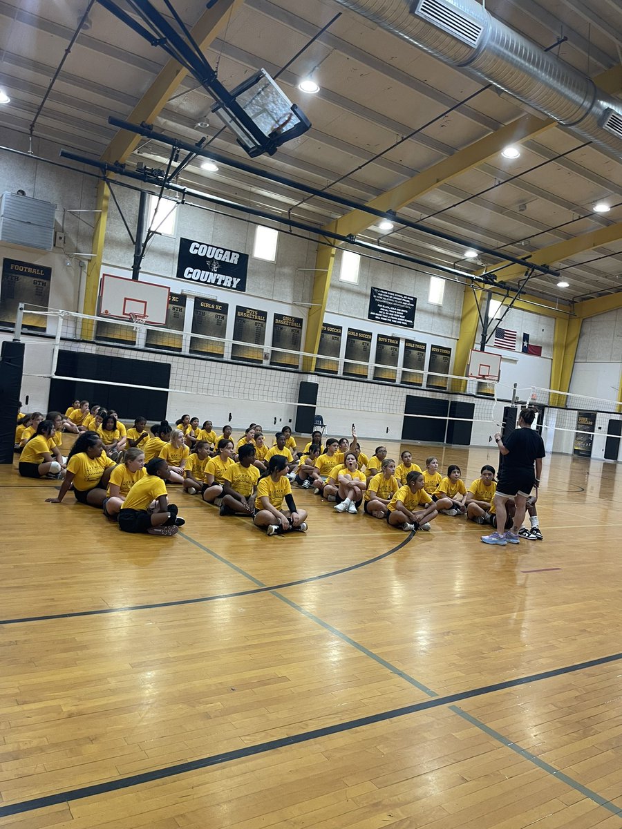 Incoming 7th graders getting in a little Volleyball action today! ⚔️🖤🏐