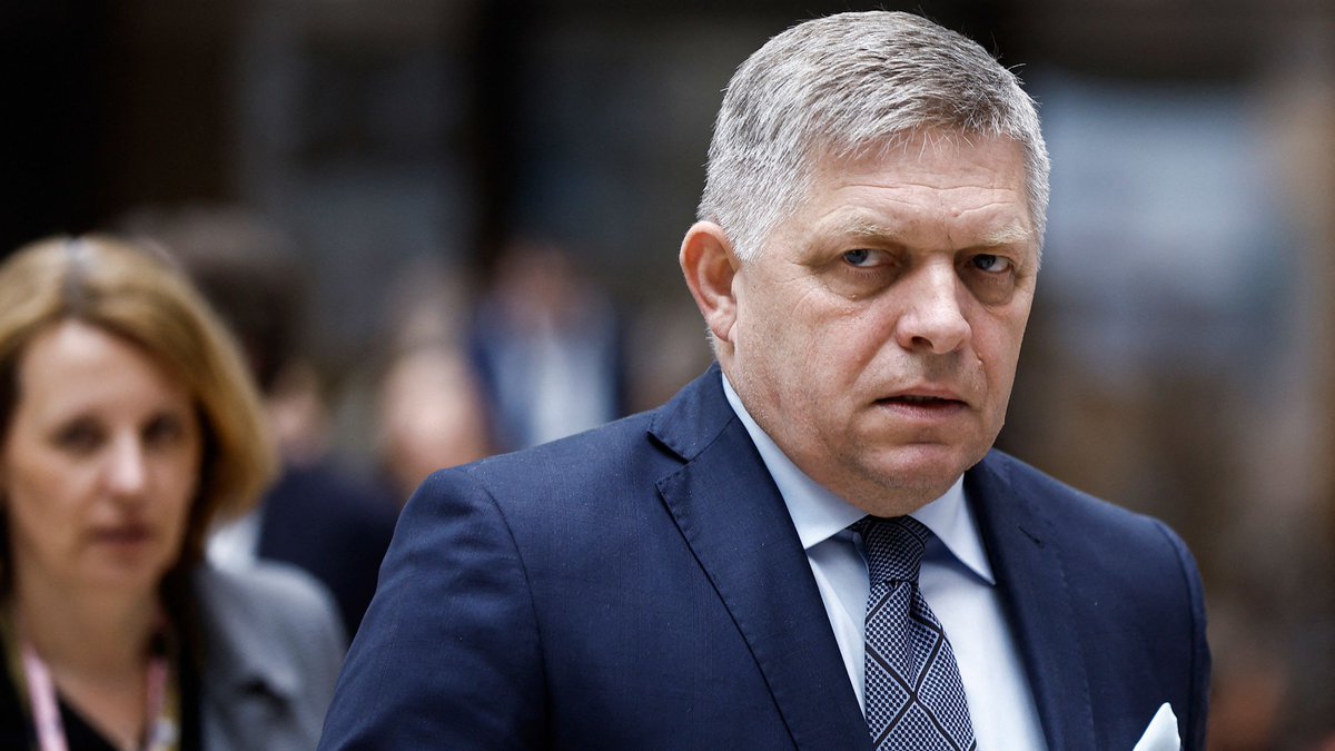 Der slowakische Ministerpräsident Robert Fico ist nach dem Attentat in ein künstliches Koma versetzt worden. Sein Zustand sei kritisch, bestätigte das Innenministerium. Das Land bangt nach der schockierenden Gewalttat um das Leben des Regierungschefs. #Slowakei #Fico #Attentat