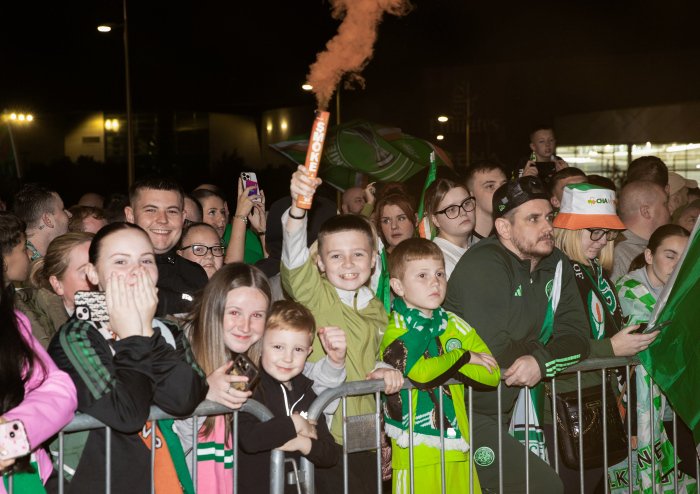 📸 I Thousands of Celtic fans are gathering outside Celtic Park to greet the Scottish Premiership Champions back to the stadium The fans are in party mode after the team clinched the league title #CelticFC I #SPFL I #Champions