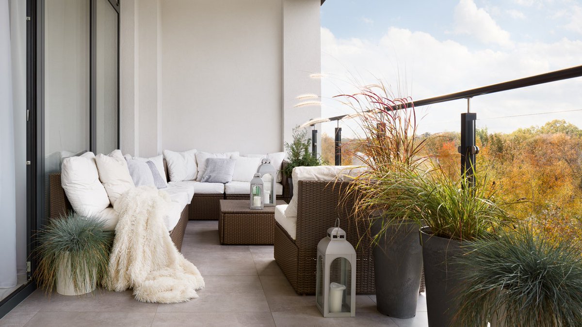 Chicago is known for rooftop lounges and dining al fresco in the summer months. If you live in a condo, discover how to maximize your own outdoor space with these chic balcony ideas: ow.ly/5ivz50QMTmE #homedecor #beautifulhomes #homeinspo #chicagorealtor