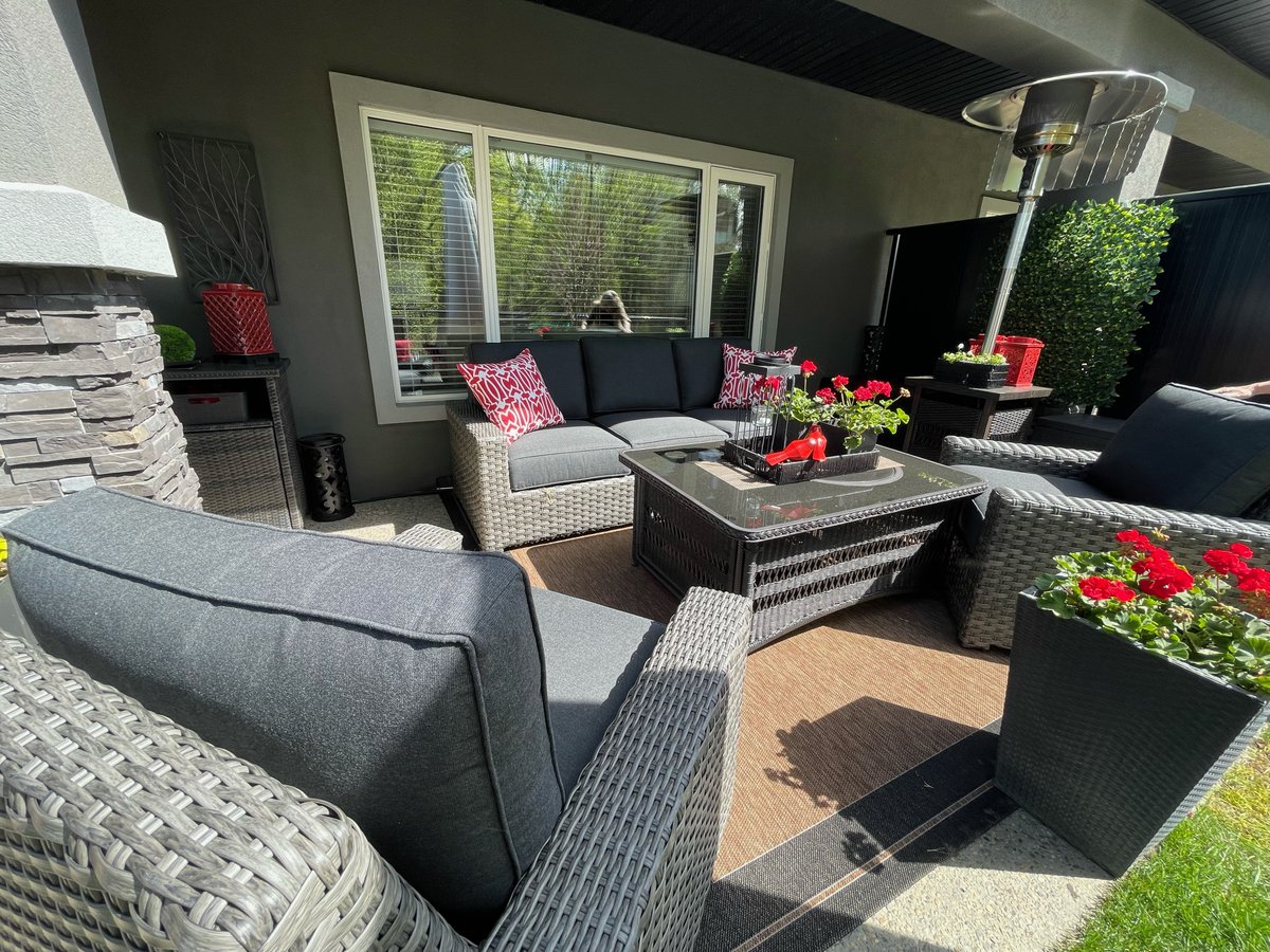 These Santa Cruz pieces absolutely light up this space. Especially with the pop of red on the throw pillows and beautiful flowers! Who's ready for summer 2024?!😍 #SummerVibes #InteriorDesignInspiration #HomeSweetHome #OutdoorLiving #Love #BackyardIdeas #BackyardInspo