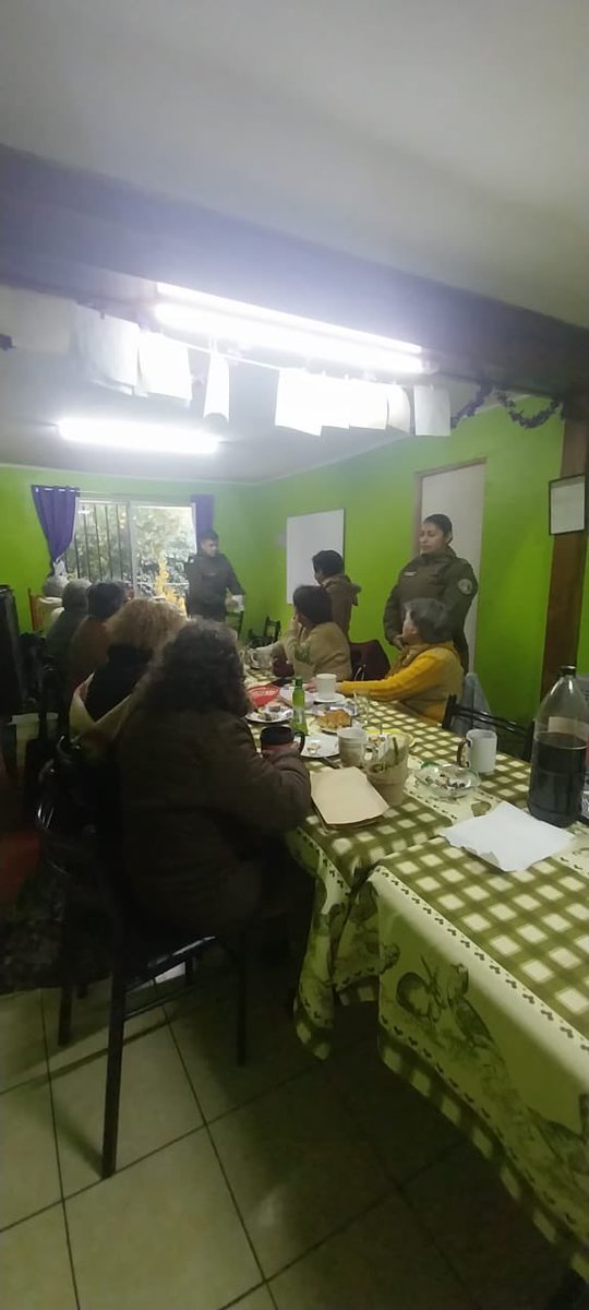 #LaCisterna:@carabMicc de la 10ª Comisaría, realizan reunión con el Club Adulto mayor  'Horizonte Feliz' donde se entrega recomendaciones de Seguridad y fortaleciendo el vínculo de Carabineros con la comunidad.
#LaPrevenciónEsNuestraEsencia.
#CarabinerosDeTodos