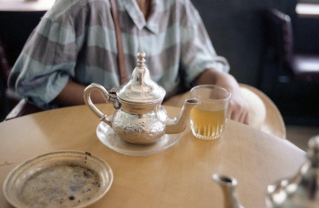 これはメンテーというモロッコ風のミント茶。キョウレツに甘くて、ほぼ砂糖の飽和溶液（笑）。コップからタレたお茶でコップとテーブルが固着しますねん。