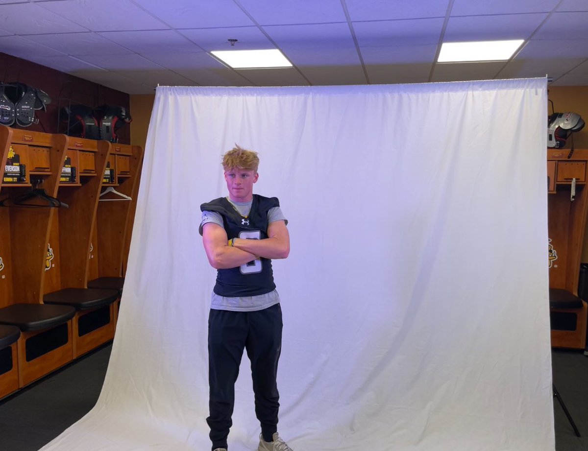 After meeting the coaching staff and a great visit I’m blessed to receive an offer from <a href="/UMD_Football/">UMD Football</a> go bulldogs!!