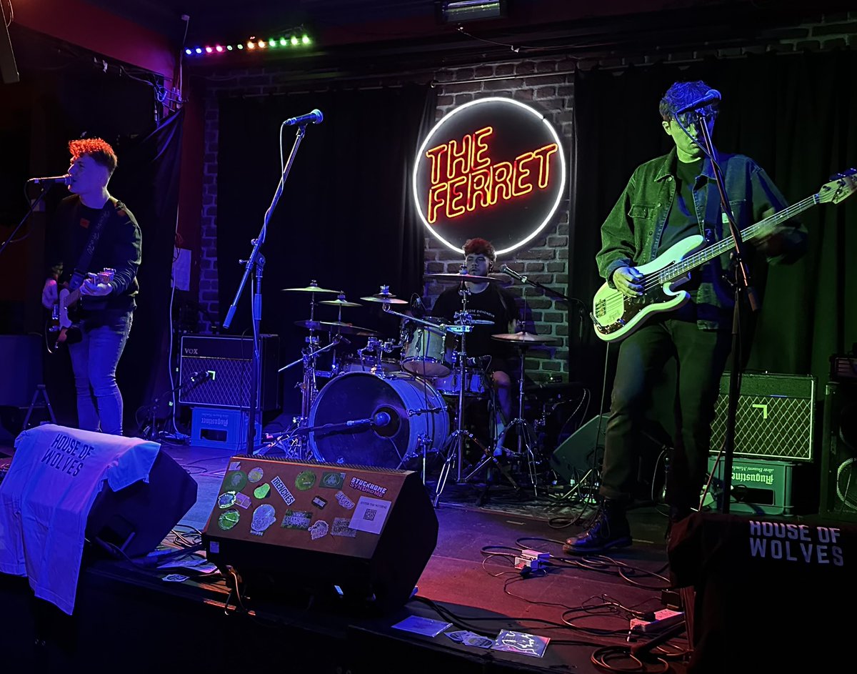 Utterly_Kel's tweet image. Great night @FerretPreston . 

Came for favourites @HOWtheband (who were amazing #wolvesforever🐺) and left as new fans of @Forensicsband and @heartsbandofcl too! 🎶🤘