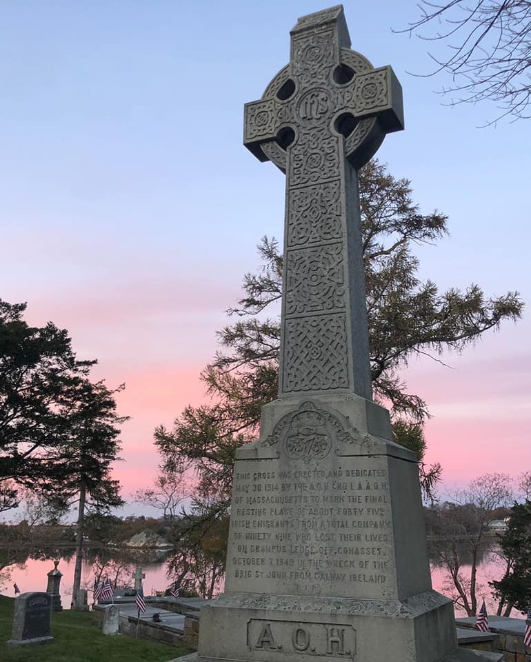 110 years ago this month, on May 30, 1914, @AohPlymouth unveiled a 19 foot granite #CelticCross in #Cohasset in memory of #Irish immigrants shipwrecked off the coast in 1849, fleeing the #IrishFamine. @SeePlymouth @famineway @strokestownpark #globalirish irishboston.blogspot.com/2024/05/on-may…