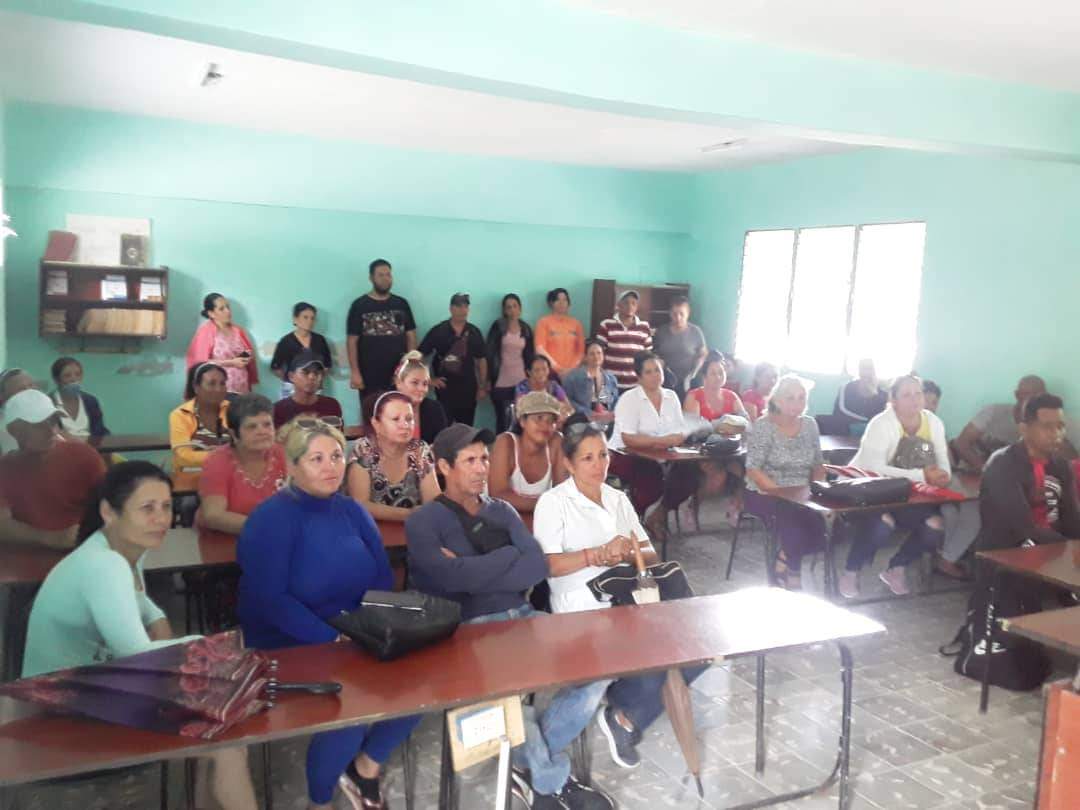 Se desarrolla en el IPU: Los Pinos Nuevos, reunión de padres en correspondencia con la importancia de mantener el P.D.E.🇨🇺 📚🇨🇺 de calidad."15 de mayo Día Internacional de las Familias." <a href="/YurisbelGt/">Yurisbel González Torres</a> <a href="/YZaldivarh/">Yordelis Zaldivar Hernández</a> <a href="/DME_Majibacoa/">DGE Majibacoa - Las Tunas - Cuba</a>