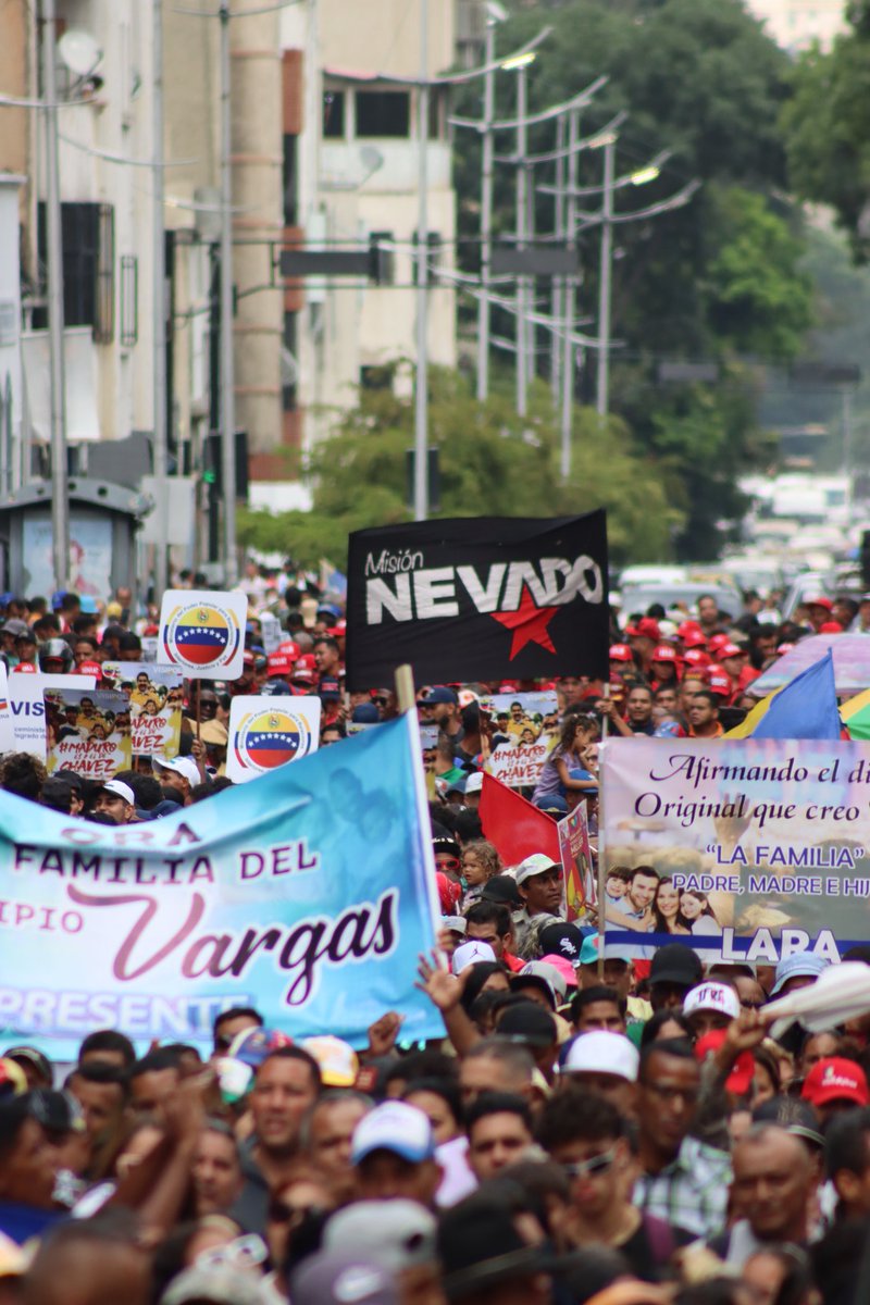 Sentido encuentro y Marcha por la Vida, Familia y Fe, en Caracas, celebrando este #15May el Día Internacional de la Familia. Es una política de nuestro Presidente @NicolasMaduro fomentar el papel de la familia y brindarle protección integral. #LaEsperanzaEstáEnLaCalle