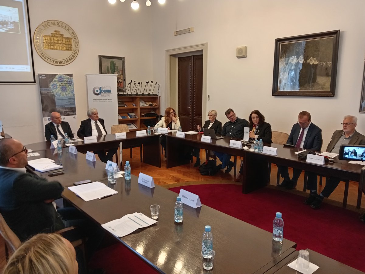 Prvi raspravni stol Konferencije Sarajevo i svijet posvećen je geopolitici bosanskohercegovačkog članstva u Evropskoj uniji, dok se drugi raspravni stol fokusirao na Sarajevo kao simbol svega bosanskohercegovačkog, evropski grad u globalnoj politici.