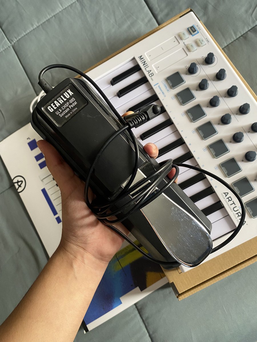 estoy desempleada y la estoy viendo fea entonces voy a vender dos cosas que me han hecho muy feliz 😢

-una pioneer DDJ-400, está impecable tanto estética cómo funcional, en mi opinión el mejor equipo para beginners 

-un arturia minilab MKII, también impecable e incluye pedal