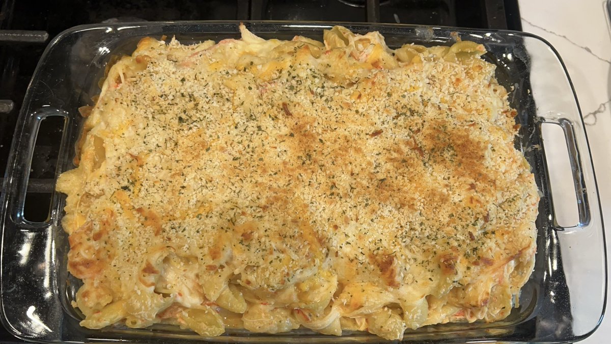 Made homemade baked crab mac n’ cheese 🦀 🧀 and honestly it tasted just as good as it looks 🤤 😍 #crabmacncheese #macncheese #crab #baked