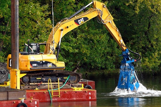 After decades of legal wrangling, #GeneralElectric finally began its government-mandated efforts to clean the #HudsonRiver OTD in 2009. One of America's largest corporations, #GE had dumped harmful chemicals into the river for years & spent a fortune trying to avoid the cleanup.