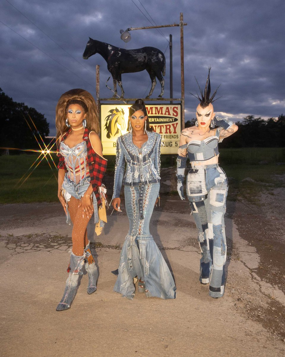 This is Momma’s Country! @jaidaehall, @thequeenpri and me went line dancing so I could remind myself how much I struggle learning choreo. 👖🪩 Photos by @gregendries Look by @caseycaldwell Hair by @Johnnovotny Makeup by me