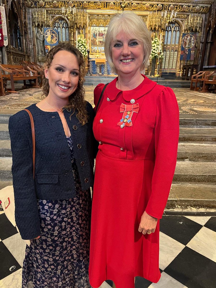What a lovely service to celebrate Florence Nightingale at Westminster Abbey. Thank you for coming with me @StoneHandley! Thank you @FNightingaleF