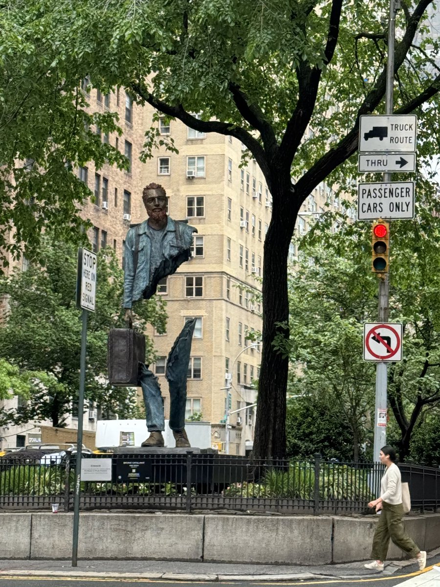 💚 “The Travelers”
Sculptures by Bruno Catalano
#parkavenue #art #nyc #photography