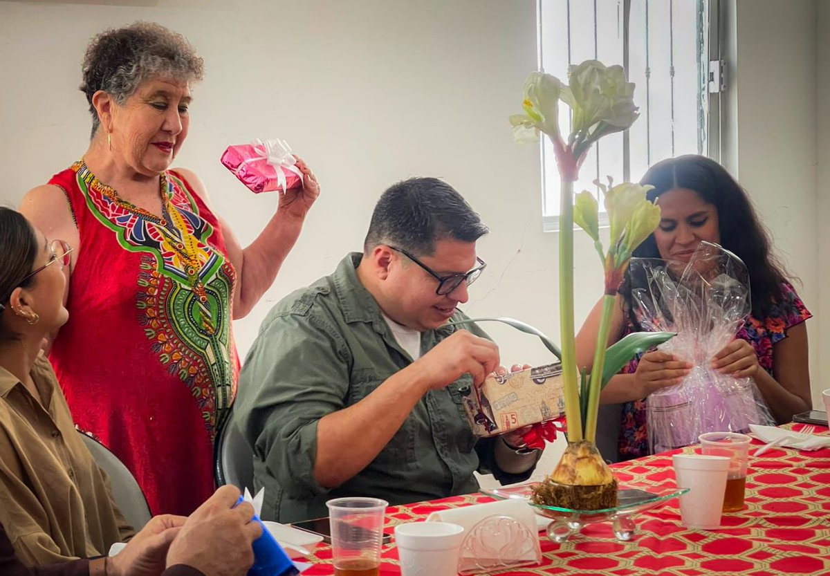 SonoraBienestar's tweet photo. En reconocimiento a las y los maestros de #CEDAM Hermosillo, las personas adultas mayores celebraron este día tan especial 🥳
Gracias a quienes imparten aquí clases de computación, guitarra, repostería, redacción, yoga, entre otras, por su gran entrega y compromiso social 👏t https://t.co/awva6AC5bl