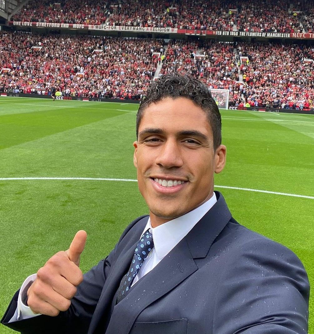 📸 - Raphael Varane on Instagram posted his first and last Old Trafford selfies as a Man Utd player:

'Old Trafford, thank you ❤️.'

🇫🇷❤️🥺