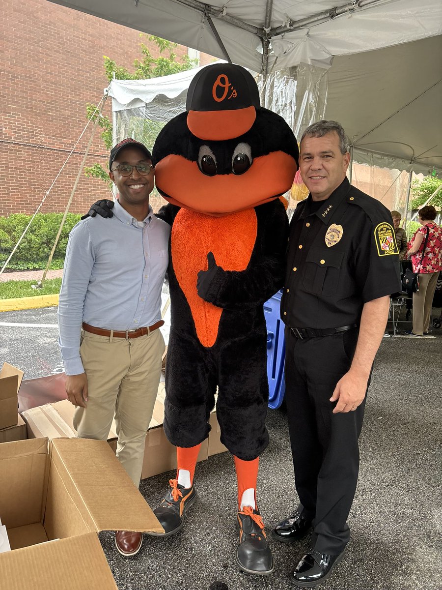 We had a great time celebrating the Class of 2024 at the @UMBaltimore graduation celebration! Friends, food, fun, music, and even the @Orioles bird! What’s not to love? 😍