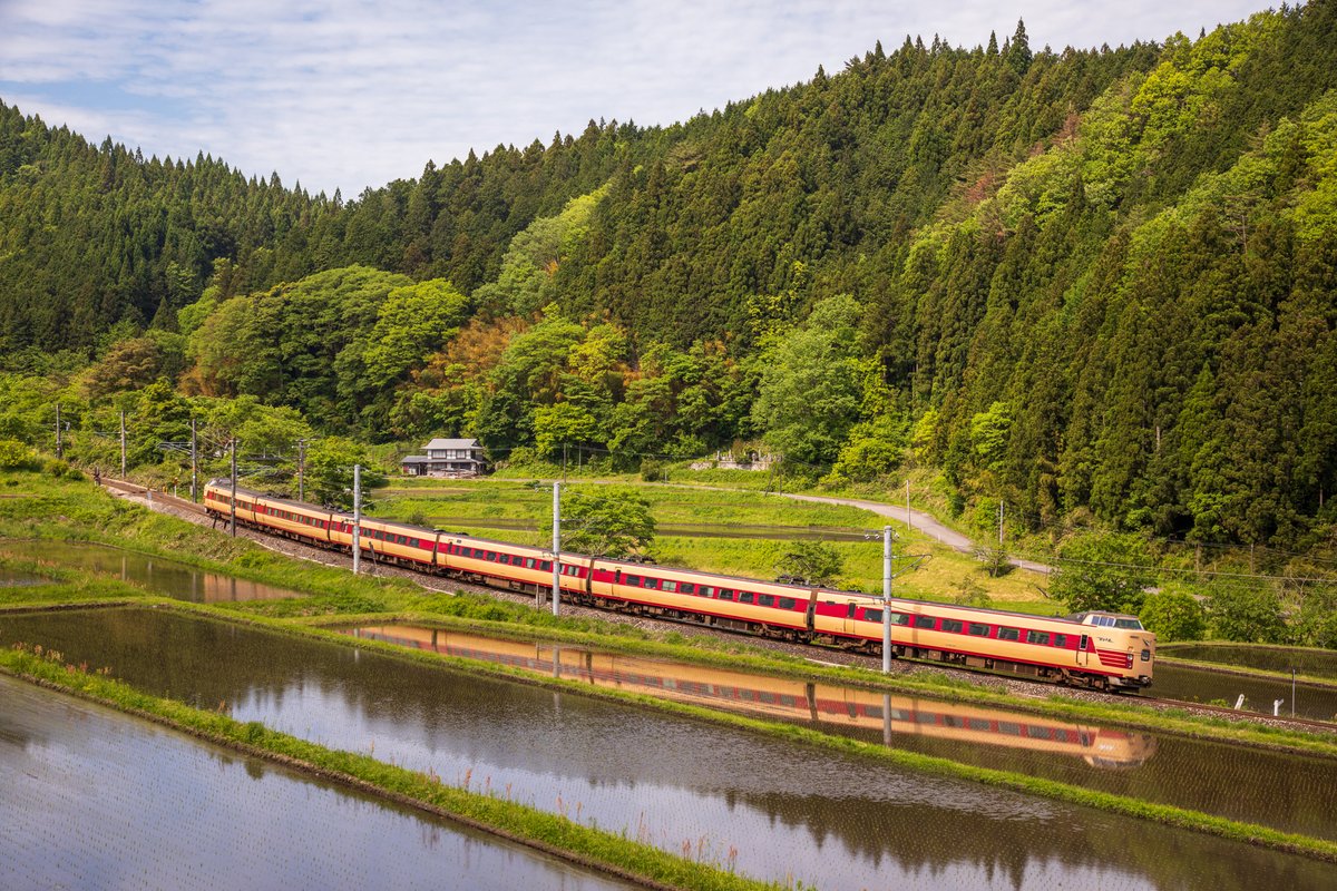 2024/5/15
1001M 特急やくも1号
1008M 特急やくも8号
風がありましたが水鏡となりました。