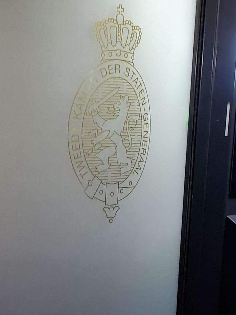 Niet zo gek dat #Wilders zovaak op twitter zijn mening deelt, het kan ook zo zijn dat hij het logo aangepast heeft er staat toch duidelijk TWEED KAMER #Formatie