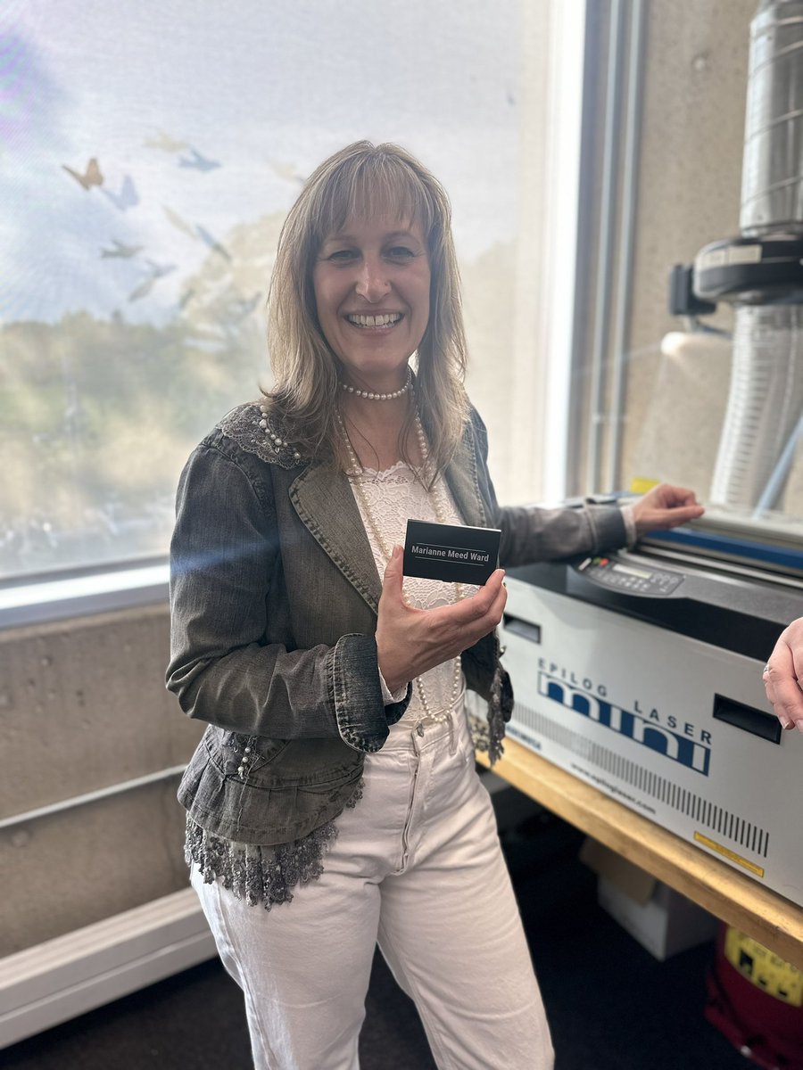 MariannMeedWard's tweet image. So much more to the library than books! If you haven’t yet, check out the Maker’s Space: laser printing, embroidery, sewing, vinyl printer for stickers or window clings, and I even got an engraved business card holder!
Thanks to @JoeAppsSupport  for hosting tonight’s…