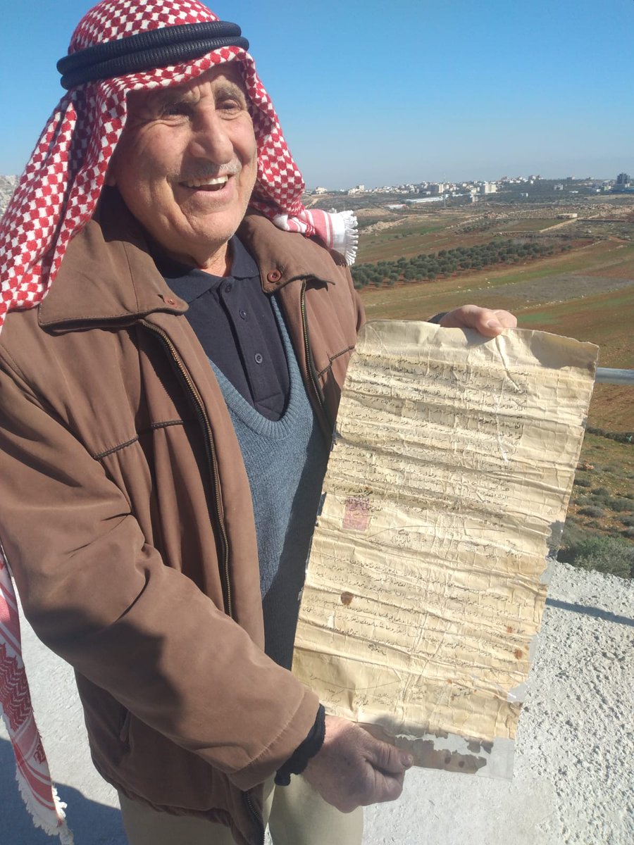 Abdel Fattah Mansour, un abuelo palestino, muestra con orgullo un documento de 117 años de antigüedad (mas antiguo que 'Israel') que confirma la propiedad de sus tierras, robadas por colonos sionistas en Jureesh, Nablus (Cisjordania).

Sus tierras fueron tomadas por colonos