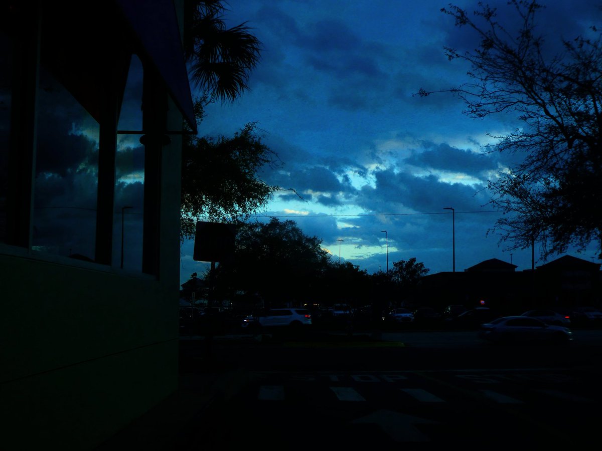 The streets

#Florida #Orlando #blue #colors #cityscape #streetscape #photography #photooftheday #justgoshoot #moodygrams #pashadelic #tokyocameraclub #写真好きな人と繋がりたい